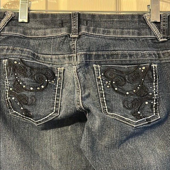 Maurice’s Jean Capris Small Embroidered Embellished Pockets - Picture 2 of 6